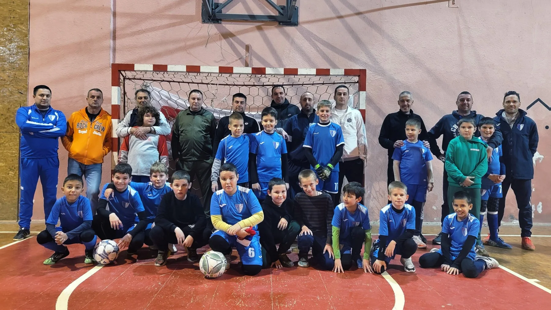 Mladi fudbaleri i treneri Akademije fudbala Titel